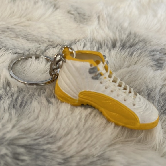 Air Jordan XII Retro “The Glove” Keychain - Picture 4 of 9
